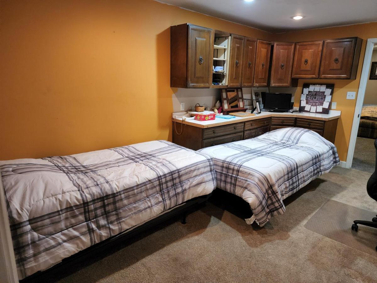 Lovely 3- Bedroom Apartment With Street Parking. Goshen Luaran gambar